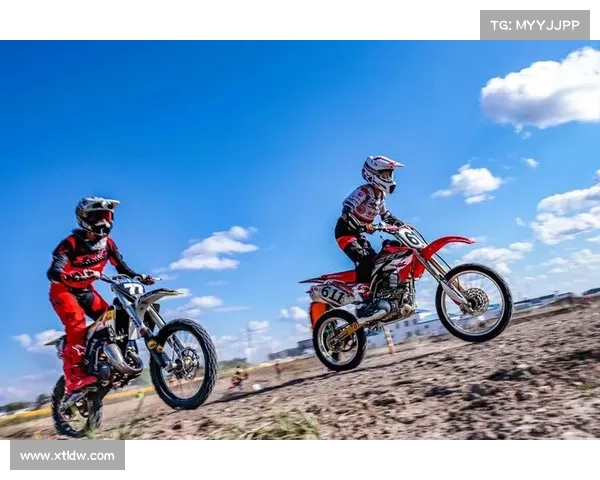 在轰鸣的摩托车赛事中尽情体验无与伦比的速度激情荣耀时刻